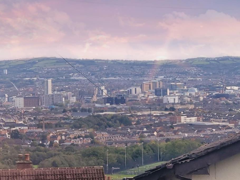 Spacious House City Skyline And Mountain Views Close Too Belfast Centre And Airports Free Parking Kültér fotó