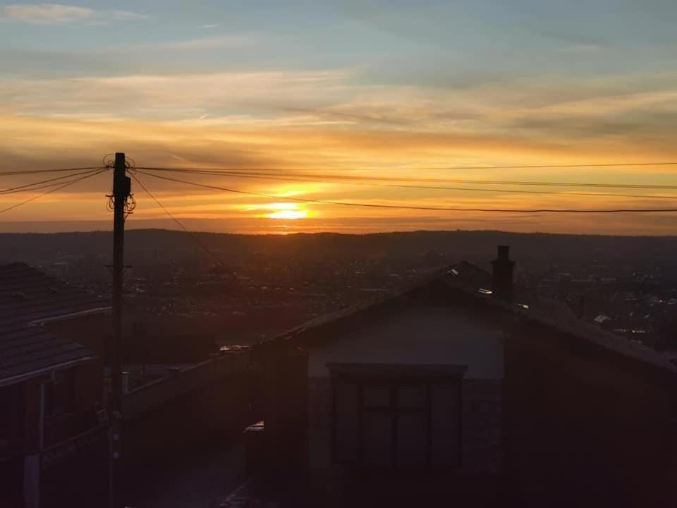 Spacious House City Skyline And Mountain Views Close Too Belfast Centre And Airports Free Parking Kültér fotó